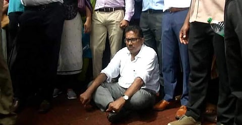 മുത്തൂറ്റില് 'സമരത്തിന് എതിരെ സമരം'; ഓഫീസിന് മുന്നില് എംഡിയുടെ കുത്തിയിരിപ്പ്