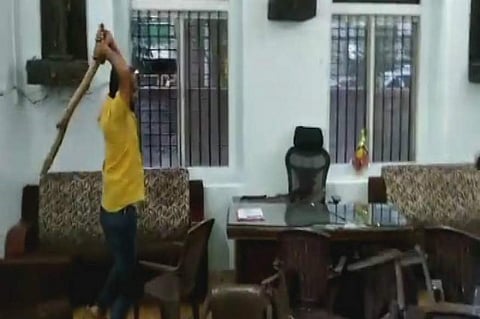 നേതാവിന് മന്ത്രിസ്ഥാനമില്ല, പാര്ട്ടി ഓഫീസ് തല്ലിത്തകര്ത്ത് പ്രതിഷേധം ; മഹാരാഷ്ട്രയില് എന്സിപിക്ക് പിന്നാലെ കോണ്ഗ്രസിലും അമര്ഷം പുകയുന്നു