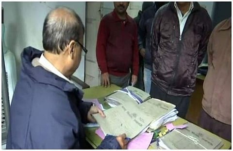 ഉത്തര്പ്രദേശില് ജനന സര്ട്ടിഫിക്കറ്റ് വാങ്ങാന് തിരക്ക് കൂട്ടി ജനം; ലഖ്നൗവില് മാത്രം കഴിഞ്ഞ മാസം അപേക്ഷിച്ചത് 6193പേര്