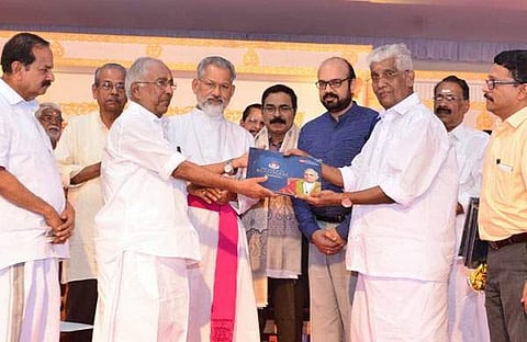 ദ ന്യൂ ഇന്ത്യന് എക്സ്പ്രസ് എന്എസ്എസുമായി സഹകരിച്ച് പ്രസിദ്ധീകരിച്ച 'ദ ലജന്റ് ഓഫ് മന്നം' ജി സുകുമാരന് നായര്, അഡ്വ. നരേന്ദ്രനാഥന് നായര്ക്ക് നല്കി പ്രകാശനം ചെയ്യുന്നു