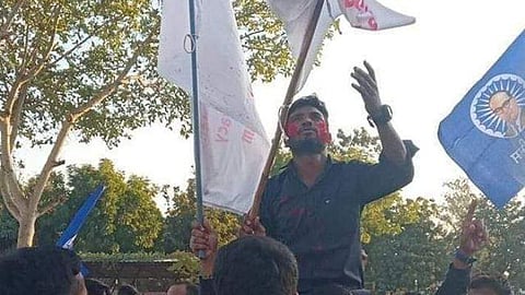 മൂക്കുത്തി വിറ്റ് പഠിപ്പിച്ച അമ്മ; പട്ടിണിയോട് പടവെട്ടി പഠനം; യൂണിറ്റ് രൂപീകരിച്ച് ഒരുവര്ഷത്തിനുള്ളില് കാവിക്കോട്ടയില് എസ്എഫ്ഐക്കൊടി പാറിച്ച ചിത്തരഞ്ജന്റെ ജീവിതം
