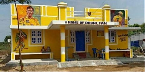 ധോണിയുടെ കടുത്ത ആരാധകന്, വീട് മുഴുവന് മഞ്ഞ പെയിന്റടിച്ചു, 'തല'യുടെ ചിത്രം, പ്രവേശന കവാടത്തില് പേരും- ചിത്രങ്ങള്