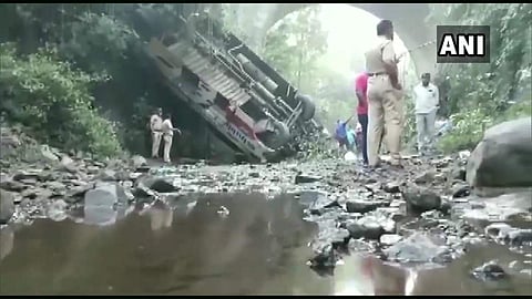 ബസ് കൊക്കയിലേക്ക് മറിഞ്ഞ് അഞ്ചുമരണം ; 35 പേര്ക്ക് പരിക്ക്