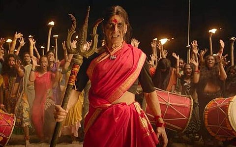 ഡാന്സും ഫൈറ്റുമൊക്കെ പോട്ടെ, മര്യാദയ്ക്ക് അനങ്ങാന് പോലും പറ്റില്ല , ഷൂട്ടിനിടയില് ഇത് ഊരിപ്പോകുമായിരുന്നു; സാരിയുടുത്തതിനെക്കുറിച്ച് അക്ഷയ്