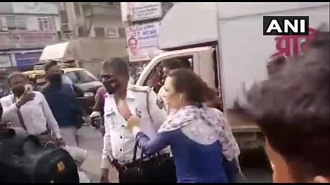ഹെല്മെറ്റ് ഇല്ലാത്തതിന് പിഴ; അപമാനിച്ചെന്ന് പറഞ്ഞ് പൊലീസുകാരനെ പൊതിരെ തല്ലി യുവതി (വീഡിയോ)