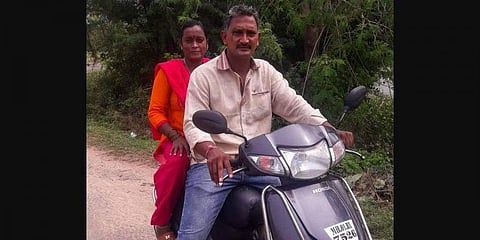 ആറാം വയസുകാരന് ജന്മദിനത്തില് സര്പ്രൈസ്; 1400 കിലോമീറ്റര് ദൂരം ആക്ടിവയില് സഞ്ചരിച്ച് മാതാപിതാക്കള്