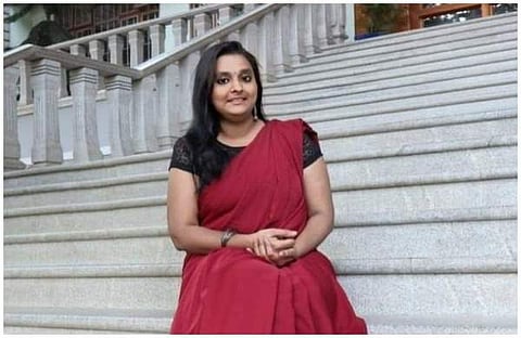 വിവാഹ വാര്ഷികം ആഘോഷിക്കാന് ഭര്ത്താവിന്റെ വീട്ടിലേക്ക് പോകും വഴി മരണം തേടിയെത്തി; കാര് അപകടത്തില് യുവതി മരിച്ചു