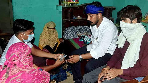 ഭീം ആര്മി നേതാവ് ചന്ദ്രശേഖര് ആസാദ് ഹാഥ്രസ് പെണ്കുട്ടിയുടെ വീട്ടില്/ചിത്രം: എഎന്ഐ