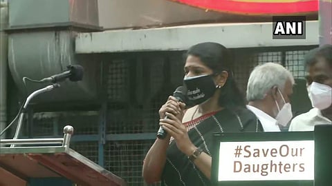 ഹാഥ്രസ് സംഭവത്തിൽ പ്രതിഷേധം; രാജ്ഭവനിലേക്ക് ഡിഎംകെ മാർച്ച്; കനിമൊഴി കസ്റ്റഡിയിൽ