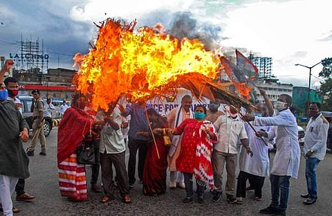 ഹാഥ് രസ് സംഭവത്തില് പ്രതിഷേധിച്ച് ഭൂവനേശ്വറില് കോണ്ഗ്രസ് പ്രവര്ത്തകര് നടത്തിയ പ്രകടനം/പിടിഐ