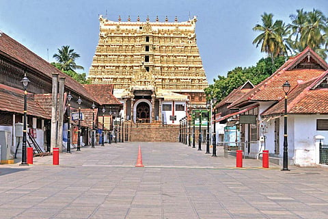പത്മനാഭ സ്വാമി ക്ഷേത്രത്തിലെ പൂജാരിക്ക് കോവിഡ്; ദര്ശനം നിര്ത്തി; പൂജകളുടെ ചുമതല തന്ത്രി ഏറ്റെടുത്തു