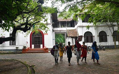 കോളജ് അധ്യയന വര്ഷം അടുത്തമാസം മുതൽ ; ഓൺലൈൻ ക്ലാസ്സുകൾ