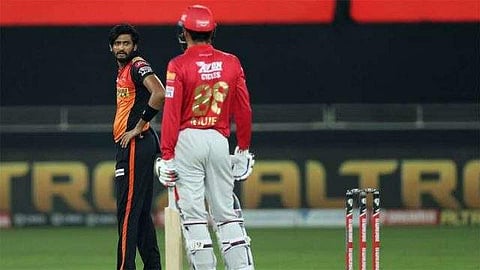 ഒരു പന്തില് രണ്ട് റിവ്യു, വിചിത്ര സംഭവം മുജീബ് റഹ്മാന്റെ പുറത്താവലില്