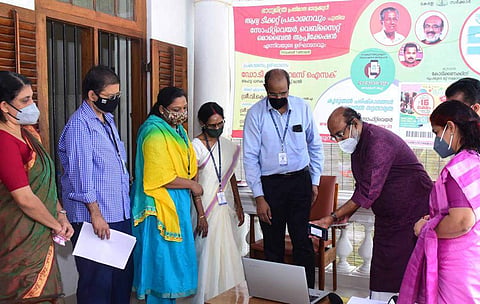 ഒന്നാം സമ്മാനം ഒരു കോടി വീതം അഞ്ചുപേര്ക്ക്, എല്ലാ മാസവും ആദ്യ ഞായറാഴ്ച നറുക്കെടുപ്പ്; 'ഭാഗ്യമിത്ര' ടിക്കറ്റ് ആരംഭിച്ചു, വ്യാജനെ തിരിച്ചറിയാന് ആപ്പ്