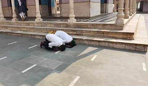 ക്ഷേത്ര മുറ്റത്ത് നിസ്കരിച്ചു; മഥുരയില് നാലുപേര്ക്ക് എതിരെ കേസ്; ഒരാള് അറസ്റ്റില്