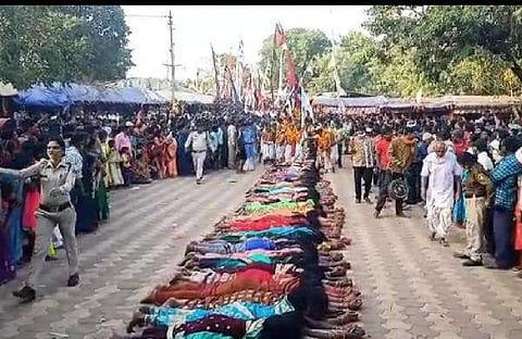 നിലത്ത് നിരന്ന് കിടന്ന് സ്ത്രീകൾ; പുറത്ത് ചവിട്ടി പൂജാരിമാർ; കുട്ടികളുണ്ടാവാൻ വിചിത്ര ആചാരം (വീഡിയോ)