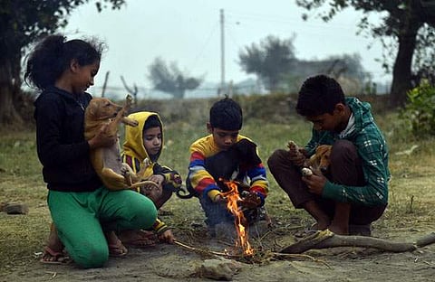 ദേശീയ തലസ്ഥാന പ്രദേശമായ ഘാസിയാബാദില് തണുപ്പിനെ പ്രതിരോധിക്കാന് ശ്രമിക്കുന്ന കുട്ടികള്/പിടിഐ