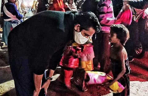 കമ്പിളി നല്കിയതിന് ശേഷം ഒരു കുഞ്ഞിനോട് സംസാരിക്കുന്ന ഡോ. പി.ബി.സലിം/ഫെയ്സ്ബുക്ക്
