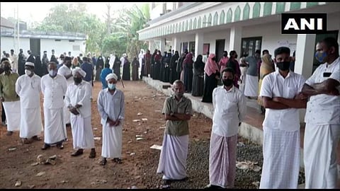 വോട്ടു ചെയ്യാന് ക്യൂ നില്ക്കുന്നവര് / എഎന്ഐ ചിത്രം