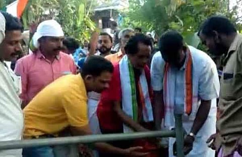 അലക്സ് കോളനിയിലേക്കുള്ള റോഡ് തുറന്നുകൊടുക്കുന്നു