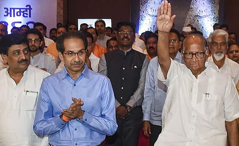 ഉദ്ദവ് താക്കറെയ്ക്കും ശരദ് പവാറിനൊപ്പം അശോക് ചവാന്/ പിടിഐ