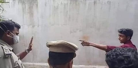 മൃതദേഹം മറവുചെയ്യാൻ കുഴിടുക്കുന്നത് തടഞ്ഞ പൊലീസ് ഉദ്യോഗസ്ഥരോടു സംസാരിക്കുന്ന രാജന്റെ മകൻ രഞ്ജിത്ത് /വിഡിയോ ദൃശ്യം