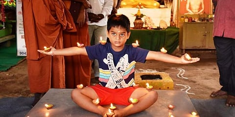 കത്തുന്ന ചിരാതുകള് ശരീരത്തില്, വിസ്മയിപ്പിച്ച് ആറു വയസുകാരന്റെ ഭദ്രാസനം