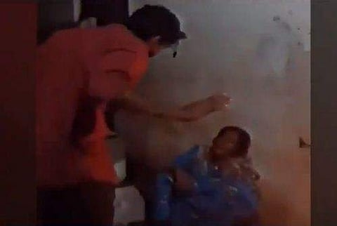 മകന് അമ്മയെ ക്രൂരമായി മര്ദ്ദിക്കുന്നതിന്റെ വീഡിയോ ദൃശ്യം