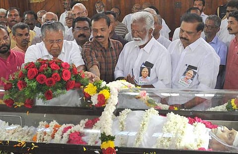 തിരുവനന്തപുരത്ത് പൊതുദര്ശനത്തിനു വച്ച പി പരമേശ്വരന്റെ ഭൗതിക ശരീരത്തില് മുഖ്യമന്ത്രി പിണറായി വിജയന് അന്ത്യോപചാരം അര്പ്പിക്കുന്നു/ഫയല്