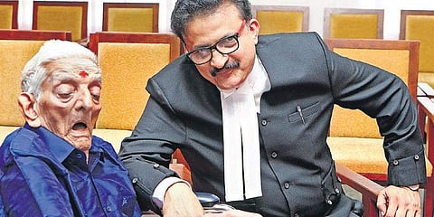 മകന് ഹൈക്കോടതി ജഡ്ജിയായി സത്യപ്രതിജ്ഞ ചെയ്യുന്നത് കാണാന് ഉണ്ണികൃഷ്ണന് നമ്പൂതിരി ഹൈക്കോടതിയില് എത്തിയപ്പോള്