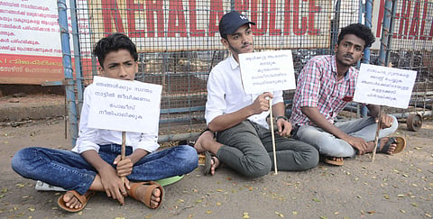ഉബൈദും സഹോദരൻമാരും കോഴിക്കോട് കളക്ടറേറ്റിന് മുന്നിൽ നടത്തിയ ധർണ/ ഫോട്ടോ: മനു മാവേലില്