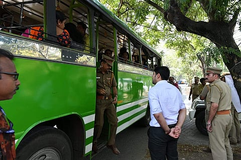 കളക്ടര് റോഡിലിറങ്ങി: സ്വകാര്യ ബസുകളെ 'മര്യാദ' പഠിപ്പിച്ചു; കൈയോടെ പിടികൂടി