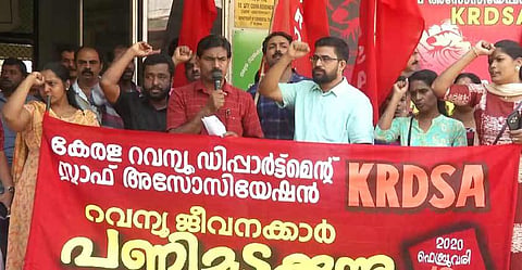 പണിമുടക്കില് പങ്കെടുത്തില്ല; പതിനഞ്ച് ഉദ്യോഗസ്ഥര്ക്ക് സ്ഥലം മാറ്റം