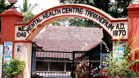 അച്ഛൻ മാനസികാരോഗ്യ കേന്ദ്രത്തിൽ; പോകാനിടമില്ലാതെ അമ്മയും രണ്ട് പെൺകുട്ടികളും വരാന്തയിൽ