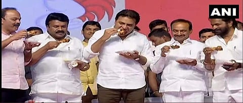ഇത് കഴിച്ചാലൊന്നും കൊറോണ വരില്ല; പൊതു പരിപാടിക്കിടെ സ്റ്റേജില് വച്ച് ചിക്കന് കഴിച്ച് മന്ത്രിമാര്