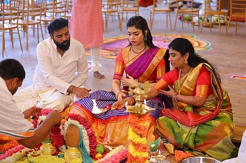 മന്ത്രിയുടെ മകള്ക്ക് ആഢംബര വിവാഹം; ചെലവ് 500 കോടി; ക്ഷണക്കത്തിനൊപ്പം ഏലവും കുങ്കുമപ്പൂവും; പങ്കെടുക്കാന് മോദിയും അമിത് ഷായും