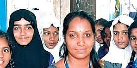 12 വര്ഷം തൂപ്പുജോലിക്കാരി, ഇന്ന് അതേ സ്കൂളിലെ ഇംഗ്ലീഷ് അധ്യാപിക; മാതൃകയാക്കാം ലിന്സയെ
