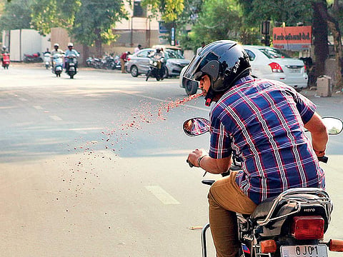 കോവിഡ് 19: പൊതുസ്ഥലത്ത് തുപ്പി; ആയിരം രൂപ പിഴയിട്ട് കോര്പ്പറേഷന്