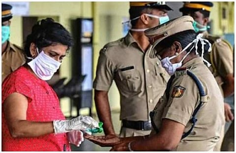 കൊല്ലത്ത് സ്വകാര്യ ആശുപത്രി കോവിഡ് വാര്ഡ് ആക്കാന് വിട്ടുനല്കില്ലെന്ന് ഉടമ; പൂട്ട് പൊളിച്ച് ഏറ്റെടുത്ത് പൊലീസ്