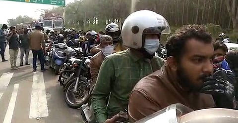 കര്ണാടക അതിര്ത്തിയില് കുടുങ്ങിയ മലയാളികളെ കടത്തിവിടുന്നു; കര്ശന പരിശോധന