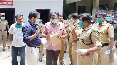 പൊലീസ് സ്റ്റേഷനിലെ ക്യന്റീന് പൂട്ടിക്കാന് നഗരസഭ ഉദ്യോഗസ്ഥരെത്തി; പൊലീസുകാരുമായി ഉന്തുംതള്ളും, നാടകീയ രംഗങ്ങള്
