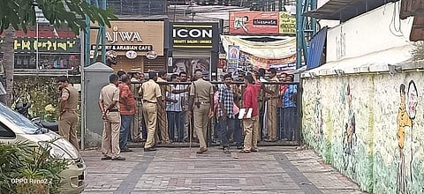 റൂട്ട് മാറി ഓടിയ സ്വകാര്യ ബസ് തടഞ്ഞു; കെഎസ്ആര്ടിസി ഉദ്യോഗസ്ഥര് പൊലീസ് കസ്റ്റഡിയില്; ഉപരോധം; സര്വീസുകള് നിര്ത്തി