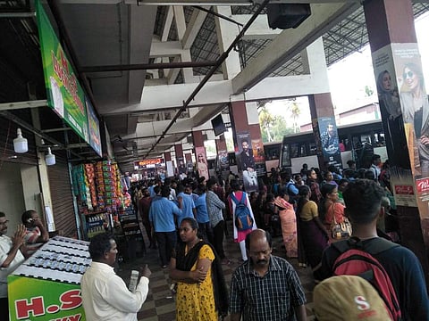 കെഎസ്ആര്ടിസി മിന്നല് പണിമുടക്ക്; തലസ്ഥാനം നിശ്ചലമായിട്ട് മണിക്കൂറുകള്; കാഴ്ചക്കാരായി പൊലീസ്