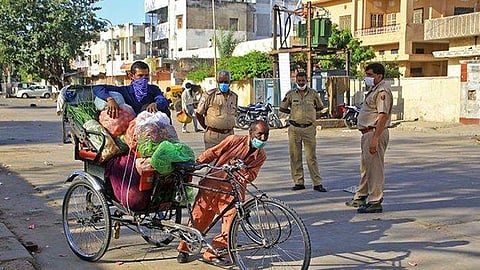 റേഷന് നല്കുമ്പോള് വിഐപികള് ചോദിക്കുന്നത് സ്ട്രോബറിയും ബ്രൊക്കോളിയും; വിമര്ശനവുമായി ബിജെപി കൗണ്സിലര്