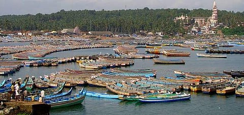 'സര്ക്കാര് ന്യായമായ വില തരുന്നില്ല'; വിഴിഞ്ഞത്ത് മത്സ്യത്തൊഴിലാളികളും പൊലീസ് തമ്മില് സംഘര്ഷം
