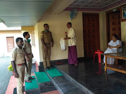 നിലമ്പൂരിലുള്ള വൃദ്ധദമ്പതികള്ക്ക് അവശ്യമരുന്ന് വേണം; കൊച്ചിയില് നിന്ന് മരുന്നുമായി തീ വേഗത്തില് പറന്നെത്തി ഫയര് ഫോഴ്സ്