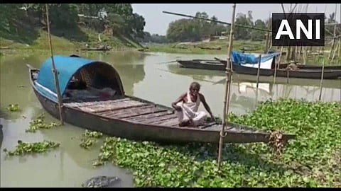 ഗ്രാമത്തിലേക്ക് കടക്കരുതെന്ന് മുന്നറിയിപ്പ്; വയോധികന് പുഴക്കരയിലെ തോണിയില് ക്വാറന്റൈനില്!