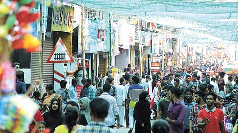 മിഠായി തെരുവില് നാളെമുതല് കടകള് തുറക്കാം; തെരുവ് കച്ചവടം അനുവദിക്കില്ല