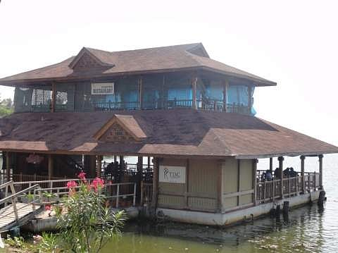 കനത്ത മഴയിൽ വേളിയിലെ കെ ടി ഡി സി ഫ്ലോട്ടിങ് റസ്റ്റോറന്റ് മുങ്ങി