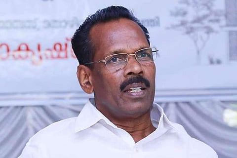 301 ഔട്ട്ലറ്റുകളും ഒരുമിച്ചു തുറക്കും; തീയതി തീരുമാനിച്ചിട്ടില്ല; ബാറുകളിലും ബെവ്കോ വില തന്നെയെന്ന് മന്ത്രി